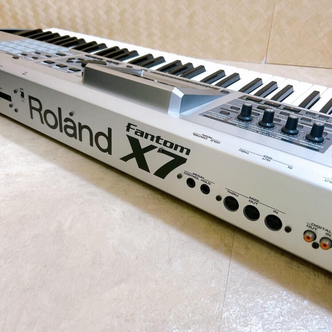 Roland Fantom X7 76-Keys Digital Keyboard Synthesizer Music Roland Fantom X7 76-Keys Digital Keyboard Synthesizer Music