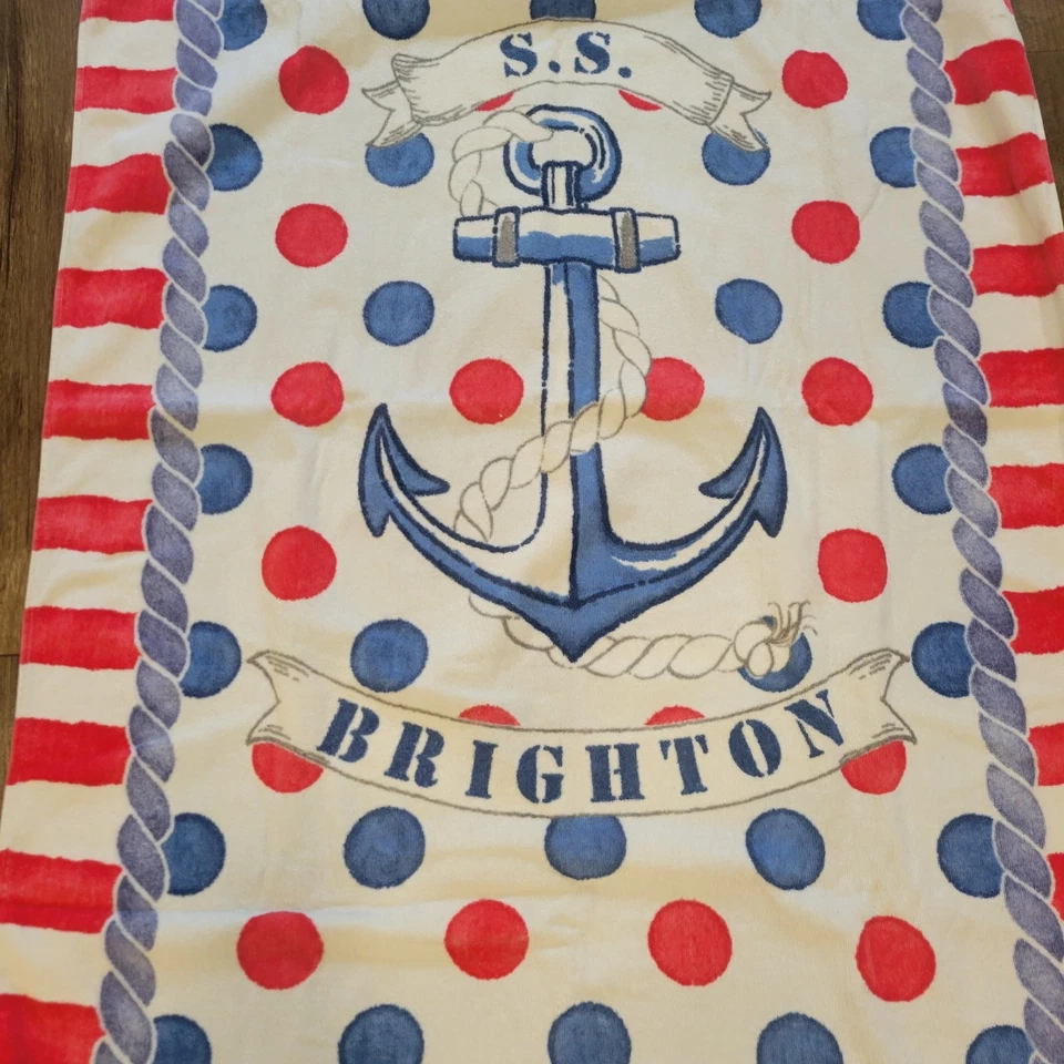 Toalha de praia SS Brighton 35" x 62" vermelha, branca e azul impressão âncora náutica - Imagem 2 de 4