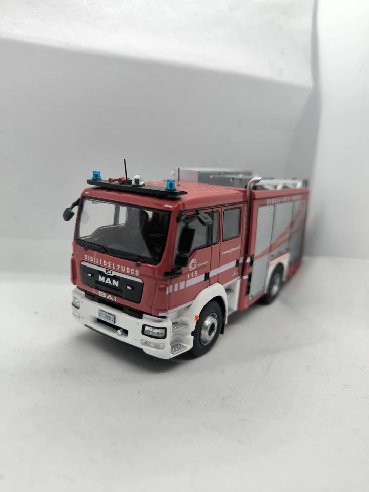 Die cast Camion Vigili del Fuoco MAN BAI TGM VSAC 3300M Die Cast Model 1/43 - Immagine 3 di 4