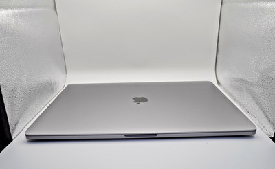 Apple MacBook Pro 16'' (512GB, Intel Core i7, 2.6 GHz, 16 GB)