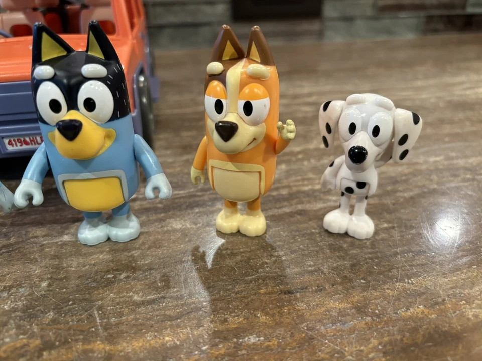 Disney Bluey Heeler SUV Coche Jeep 4x4 Vehículo Familiar Tabla de Surf Juguete 6 Figuras Foto 4 de 4