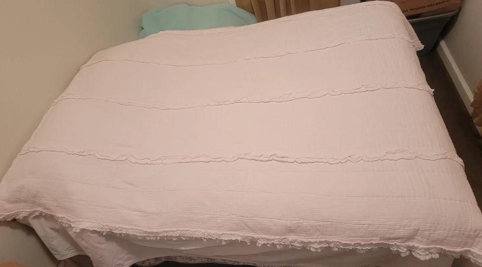 Colcha Simply Shabby Chic ALGODÃO musselina borda crua rosa com babados GÊMEA 68x89” Muito bom estado usado - Imagem 2 de 4