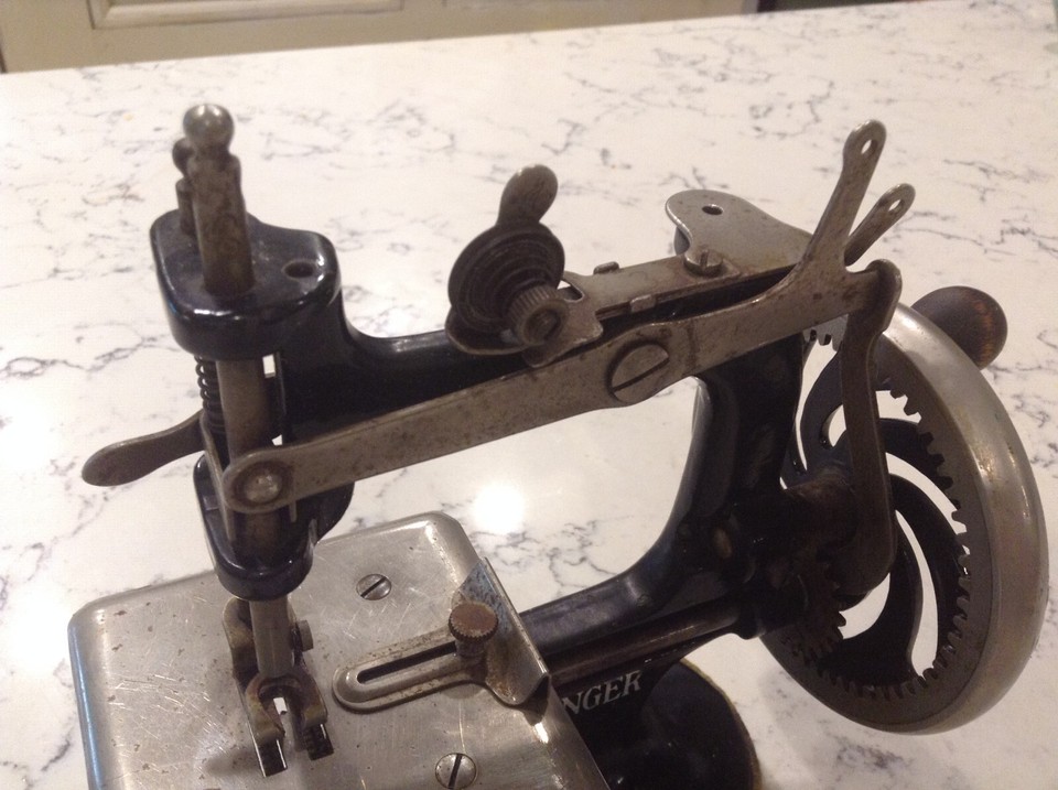 Antique/Vintage Singer Mini Sewing Machine Salesman Sample Childs Toy