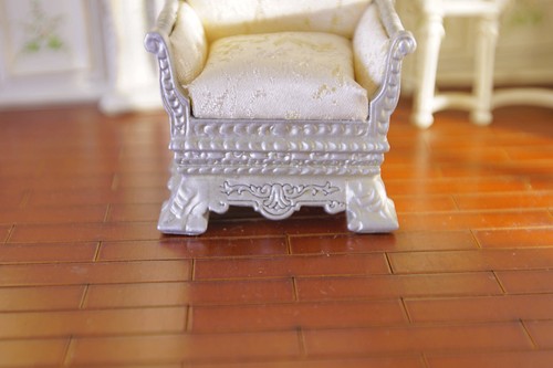 1/12 Dollhouse Hand Crafted Luxury Royal Crown Sofa Arm Chair Silver Painting - Picture 3 of 5