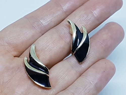 Black enamel gold tone wings clip on earrings Vintage retro dressy classy leaf - Picture 5 of 10