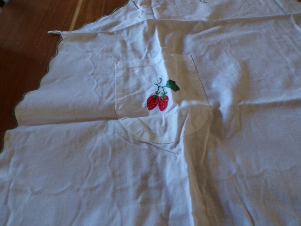 Vintage Tablier adulte coton blanc avec broderies de fraises - Photo 2/4