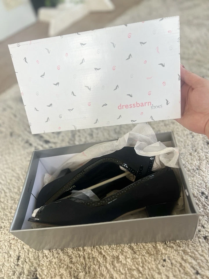 Tacones Dressbarn negros con recortes decorativos Foto 2 de 4