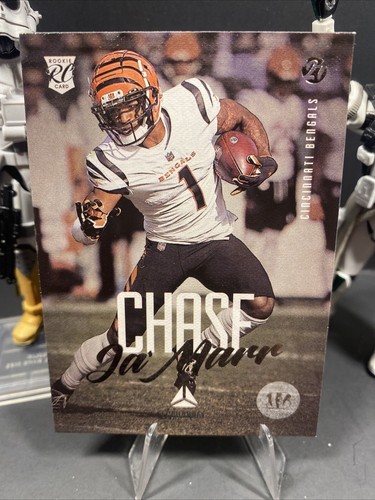 2021 PANINI CHRONICLES LUMINANCE FOOTBALL ROOKIE CARD #212 JAMARR CHASE RC - Picture 2 of 4