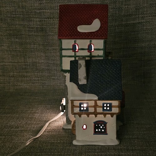 Vintage 1995 Lemax Porcelain Lighted Christmas Village Inn Bulb Not Included - Picture 8 of 16