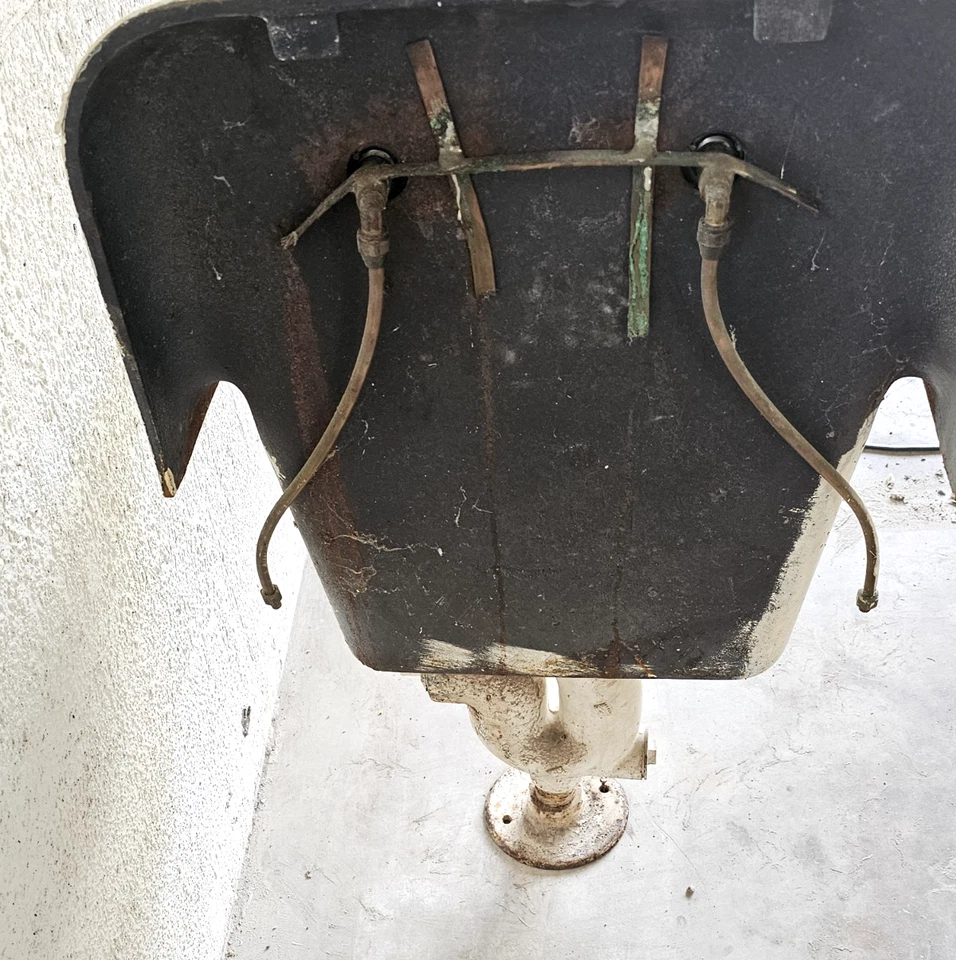 Fregadero de pedestal vintage de hierro fundido montado en la pared con grifo original. Foto 4 de 4