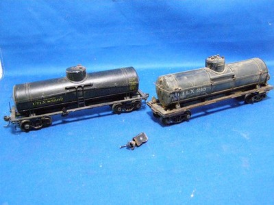 HO Scale Roundhouse 2 Car Lot  Single Dome Tank cars      me