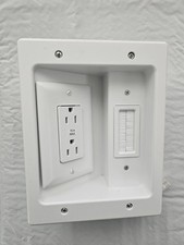 Corrector de cable en pared Sanus BSA-IWP1-W1 SOLO módulo de alimentación empotrado