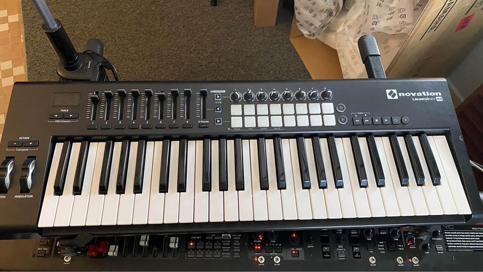 Novation Launchkey 49 MK2 49-Key USB MIDI Controller Novation Launchkey 49 MK2 49-Key USB MIDI Controller