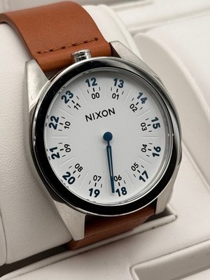 Nixon Bull Quarz Herrenuhr Genesis Einzeiger 24h Anzeiger Edelstahl Braun Box