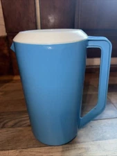 Rubbermaid 2445 Classic 2 1/4 Quart Turquoise Colored Pitcher w/White Lid - VTG