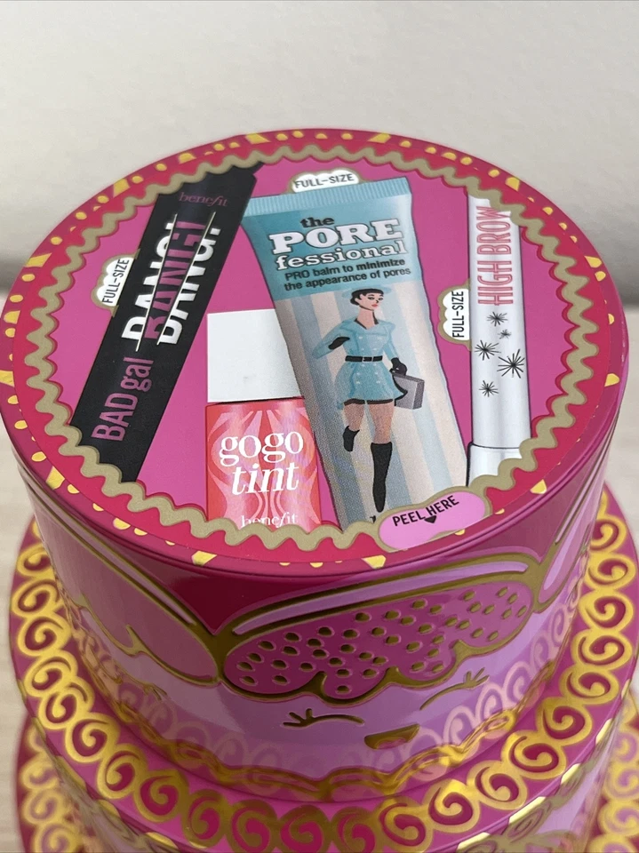 Lata para pasteles Benefit Triple Decker Decadence con imprimación de cejas de rímel de tinte de mejillas de 4 piezas Foto 2 de 3