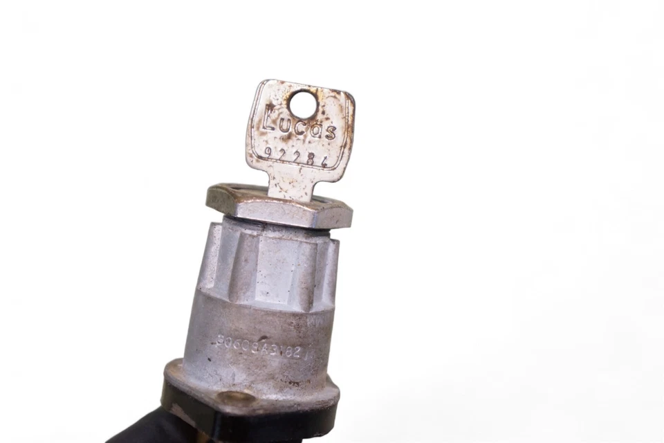 1970 Triumph Tiger TR6 R Bonneville 650 T120R TR6R *2199 Switch Key - Image 3 of 4