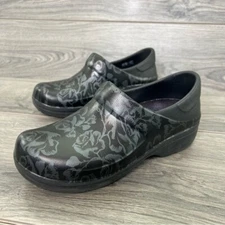 CROCS Dual Comfort Black/Green Rose Print Clogs size W6