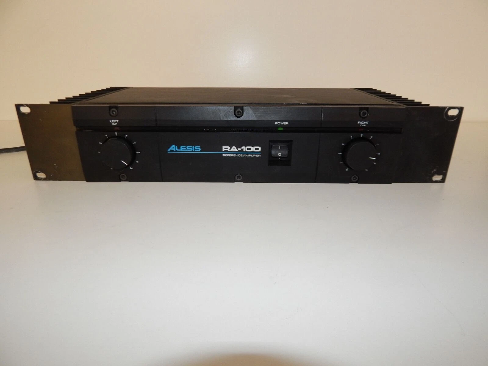 ^^ ALESIS RA-100 AMPLIFICADOR AMPLIFICADOR DE MONTAGEM EM RACK DE REFERÊNCIA (WSG45) - Foto 1 de 8