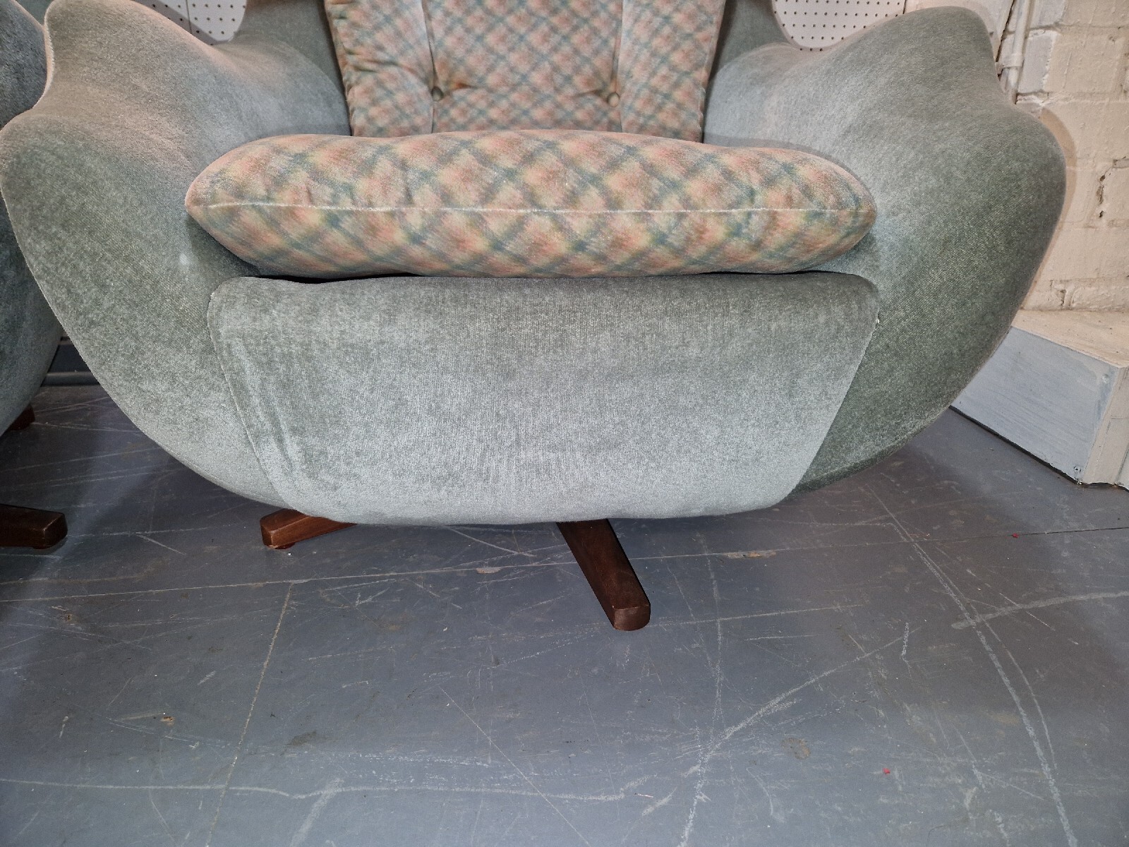 Parker Knoll Statesman Swivel Chair Delivery Available (x 2) PK 1028