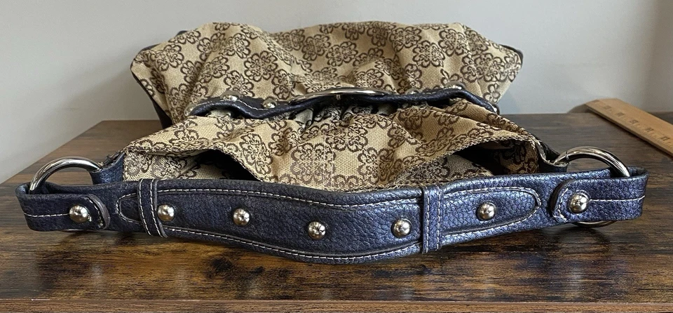 Bolso de Mano Kathy Van Zeeland Logo Cartera Bronceado Azul Marino Plata Acentos Corazón Dije Foto 4 de 4