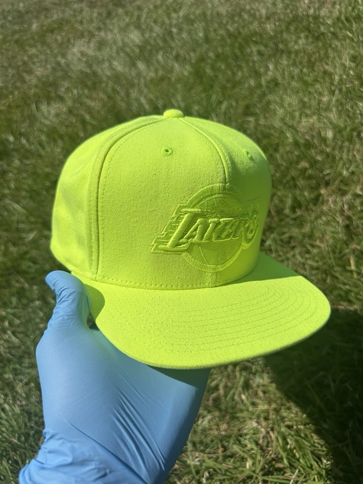 SnapBack Mitchell & Ness Lakers verde neón - Edición limitada Foto 3 de 4