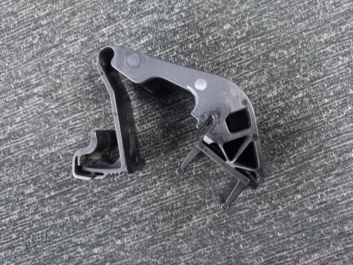 BMW 7-Series E38 Original Engine Radiator Top Mount Clip Bracket OEM 1737709 - Picture 5 of 15