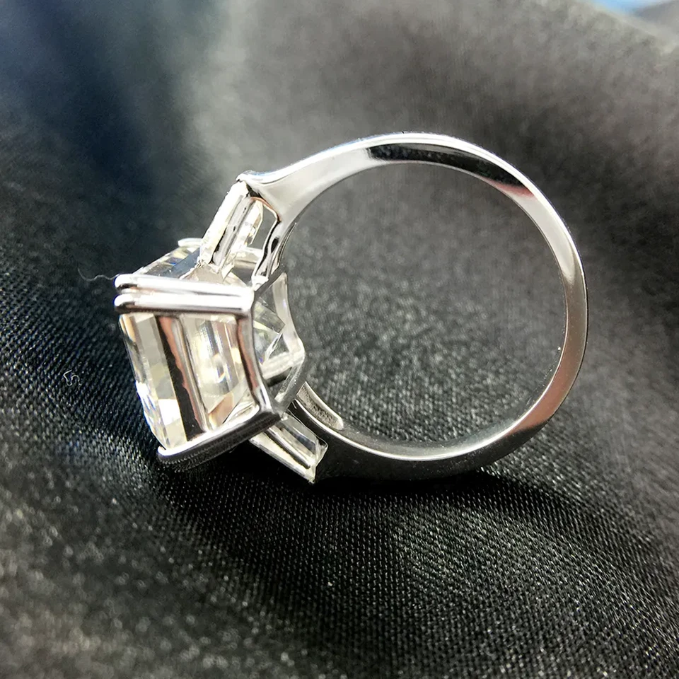 5.52 TCW Emerald & Baguettes Moissanite 3-Stones Engagement Ring Platinum Plated — 第 4/4 张图片