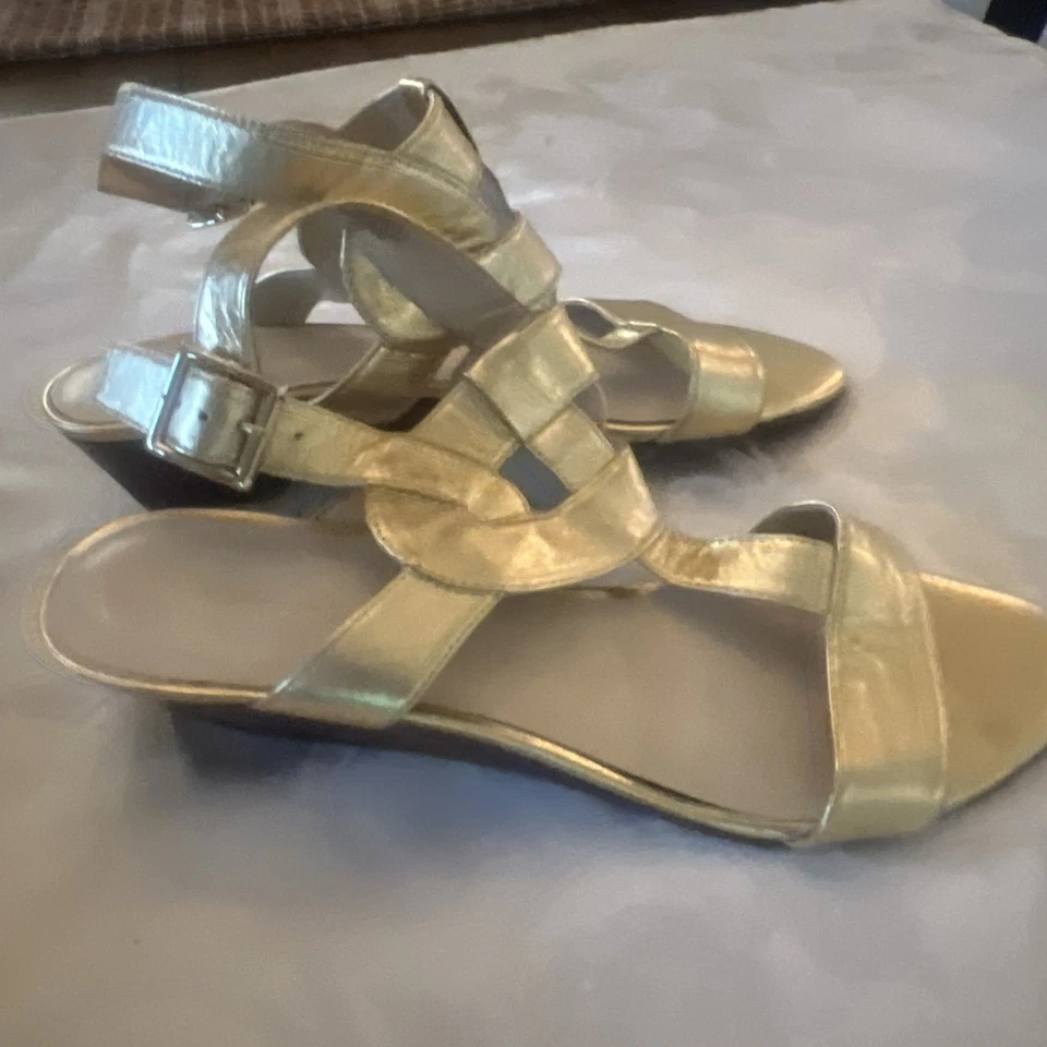 Sandalias de cuña de cuero dorado Nine West para mujer talla 9 Foto 2 de 4