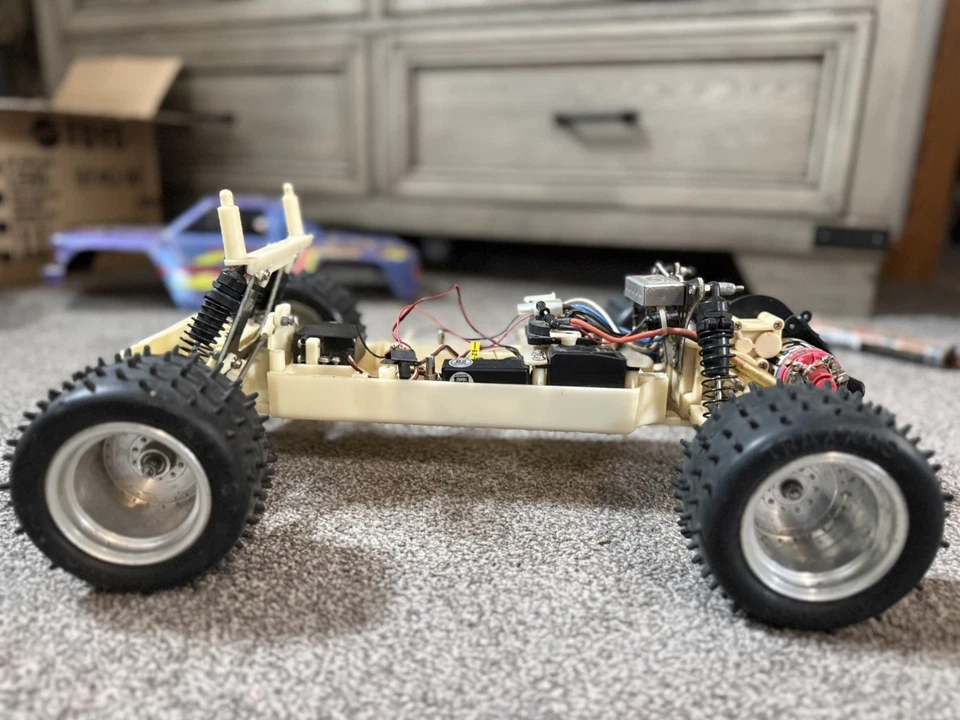 ULTRA RARE Vintage Traxxas Hawk 2 1/10 2wd Monster Truck Roller Rolling Chassis - Image 3 of 4