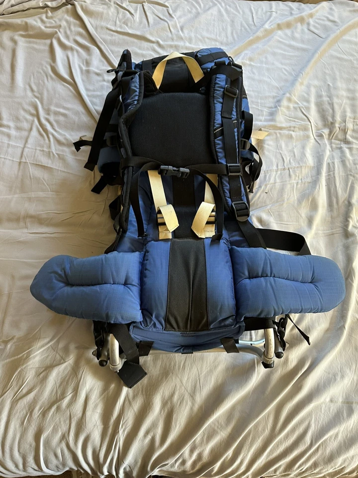 Mochila portabebés Kelty Kids Trek azul de pie al aire libre senderismo Foto 3 de 4