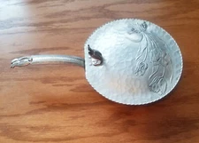 Vtg Silent Butler Crumb Catcher w/ Ribbon Handle Tulip Design Rodney Kent #439