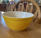 Pyrex  1.5 Quart 402 Primary Yellow Mixing Bowl - See Photos