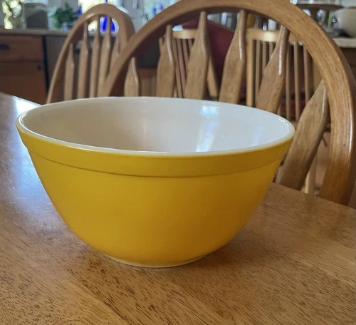 Pyrex  1.5 Quart 402 Primary Yellow Mixing Bowl - See Photos
