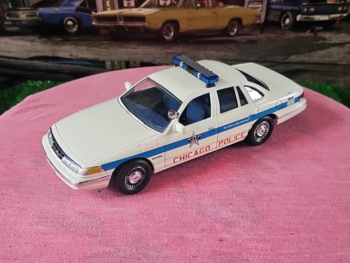MPC.REVELL.AMT. 1:24-1:25 GEBAUTES MODELLAUTO FORD CROWN VICTORIA CHICAGO POLICE 🚔 - Bild 2 von 24