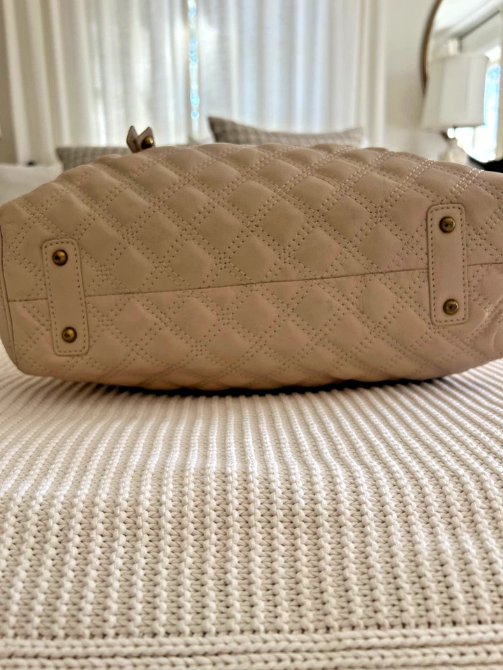 Bolso de mano Marc Jacobs acolchado de cuero - marfil/crema con herrajes en tono dorado Foto 3 de 4