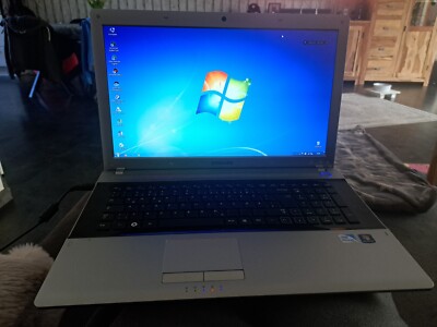 SamsungRV711 Notebook 17''Slim Design HD Plus 8GB 500GB Intel Windows10 DualCore