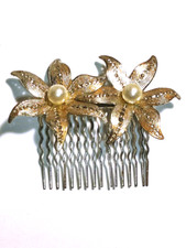 LOVELY VINTAGE DOUBLE BRASS FLOWER WITH PEARL CENTER HAIR COMB 2-1/2"