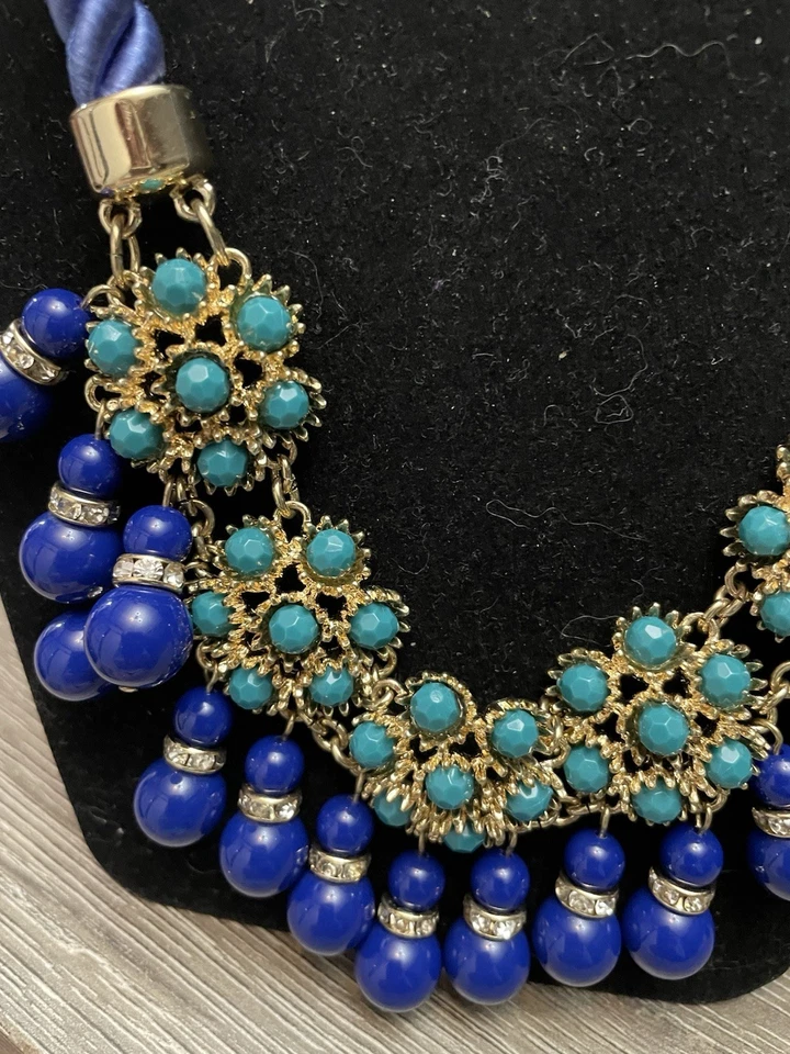 Collar Banana Republic - Cuerda Azul con Racimos Turquesa y Cuentas Foto 2 de 4