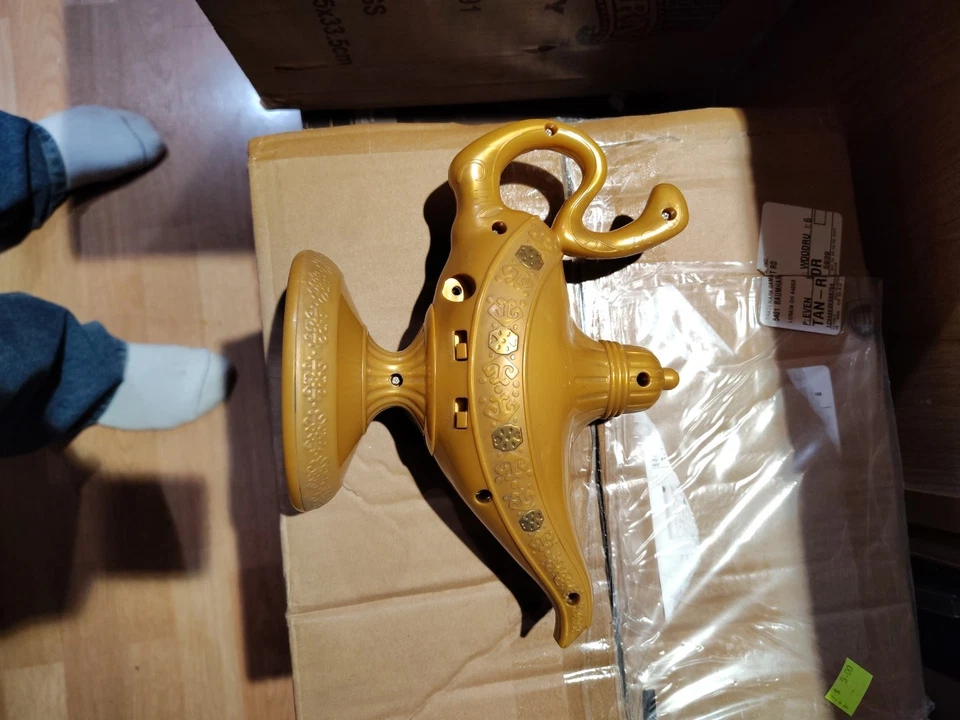 DISNEY "Aladdin" Talking Magic Genie Lámpara Juguete Dorado Probado Foto 2 de 2