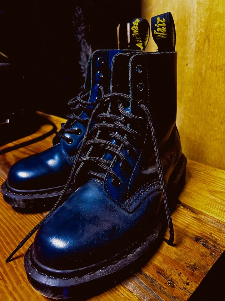 Botas dr martens couro azul com cadarço tamanho 9.5 - Imagem 2 de 3