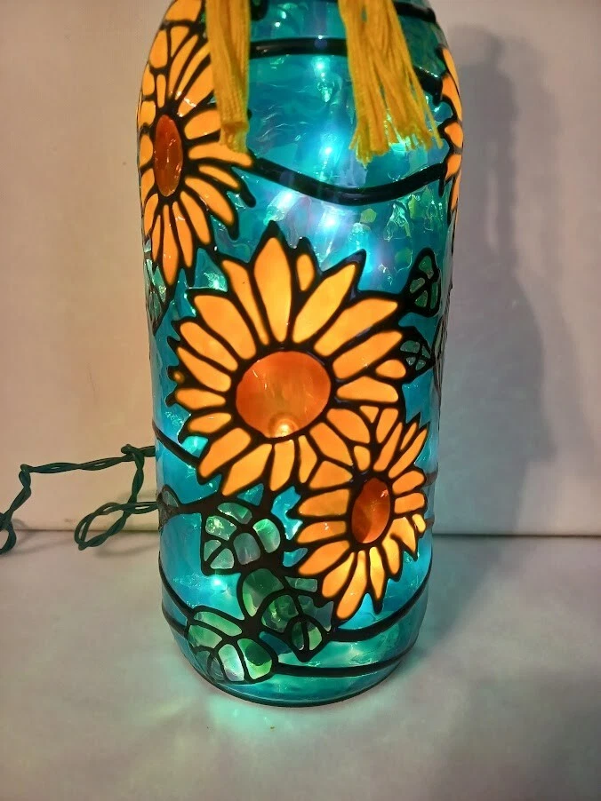 Lámpara de botella de vino inspirada en girasoles pintada a mano aspecto de vitral iluminado Foto 2 de 4