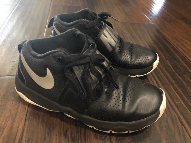 Nike Team Hustle D8 Black Silver Basketball Shoes 881941-001 Size Y  Kids boy