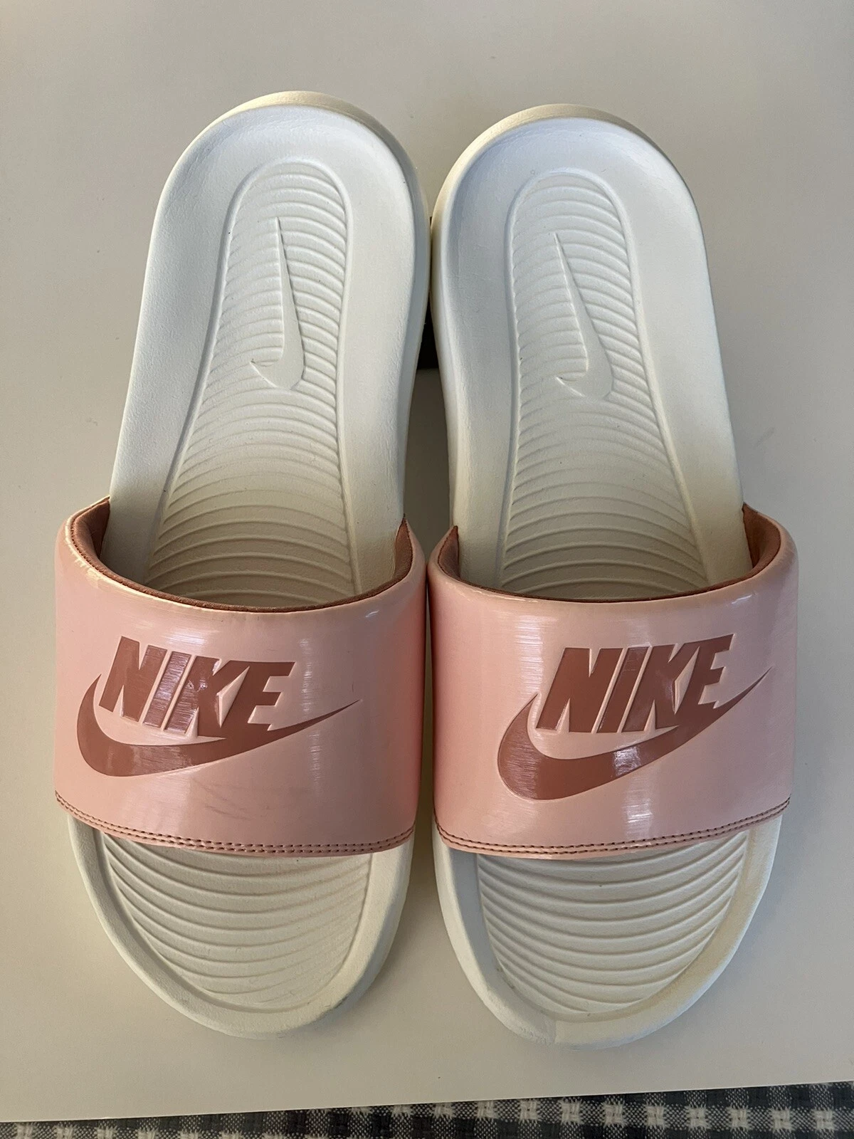 Sandali donna Nike Slides rosa e rosso taglia 10