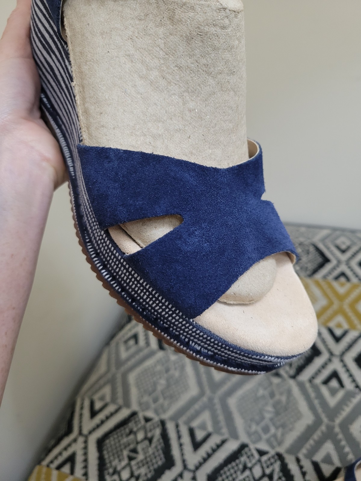 APL Sandali con zeppa scamosciati a righe nautiche Clarks Akilah Eden blu navy ottime condizioni taglia 7 EU 41