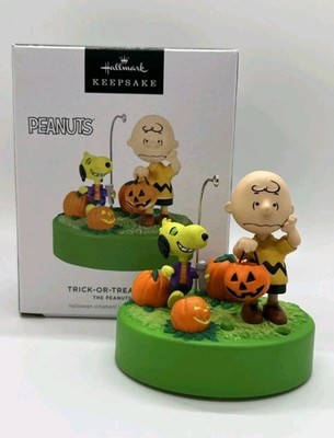 Hallmark Peanuts Halloween Ornament Charlie Brown Snoopy Lights Sound NEW