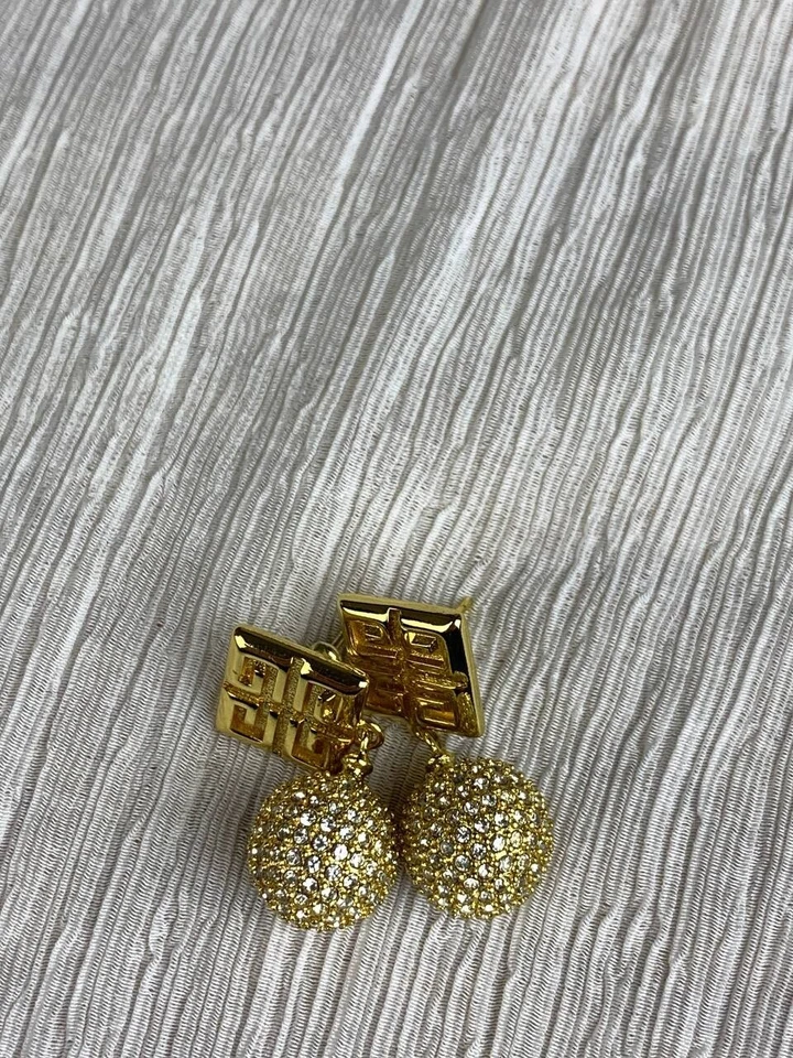 Pendientes colgantes de oro Givenchy con encanto Foto 4 de 4