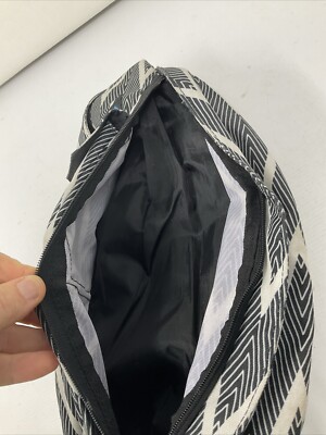 KAVU Rope Bag Sling Crossbody Black & White Geometric  display picture 3