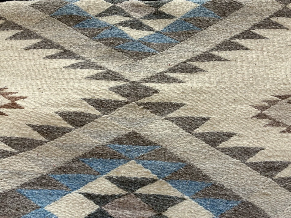 Alfombra tradicional inspirada en el suroeste pequeña 31"x 60", azul, crema, gris y marrón ligero Foto 3 de 3