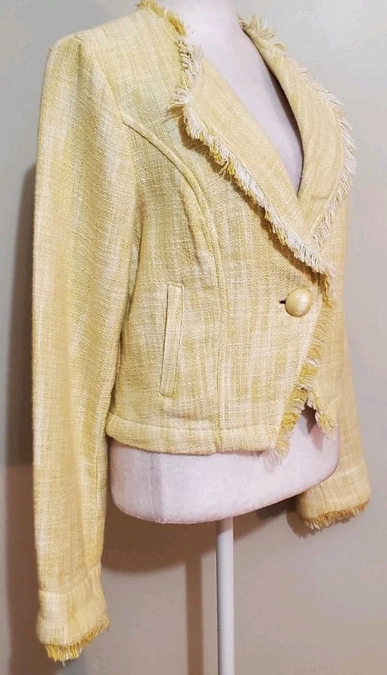 Chaqueta blazer recortada CAbi tweed algodón amarillo blanco tejido crudo deshilachado dobladillo S Foto 3 de 4